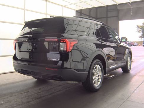 Used 2025 Ford Explorer Active AWD/4WD image 4