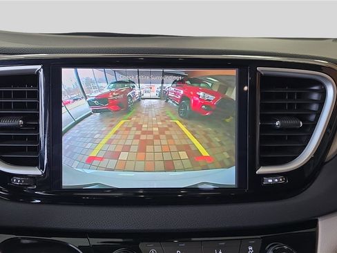 Used 2024 Chrysler Pacifica Touring-L image 22