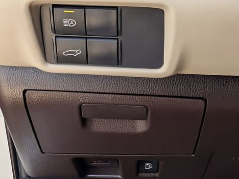 Used 2021 Toyota Highlander XLE AWD/4WD image 24