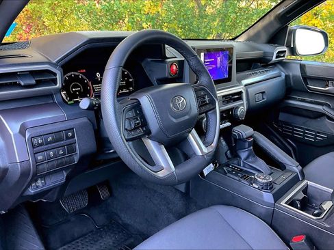 Used 2025 Toyota Tacoma TRD Off-Road image 15