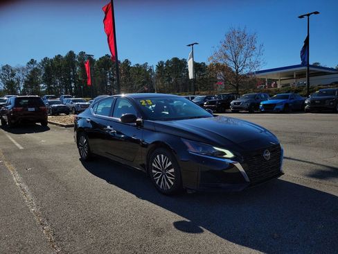 Used 2023 Nissan Altima 2.5 SV w/ SV Premium Package image 1
