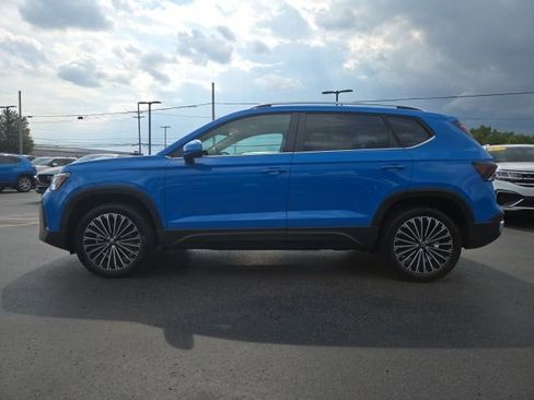 Used 2025 Volkswagen Taos SE image 4