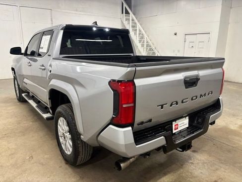 Certified 2025 Toyota Tacoma SR5 AWD/4WD image 5