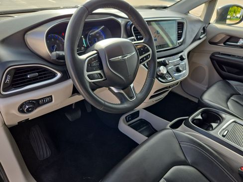 Used 2023 Chrysler Pacifica Touring-L FWD image 13