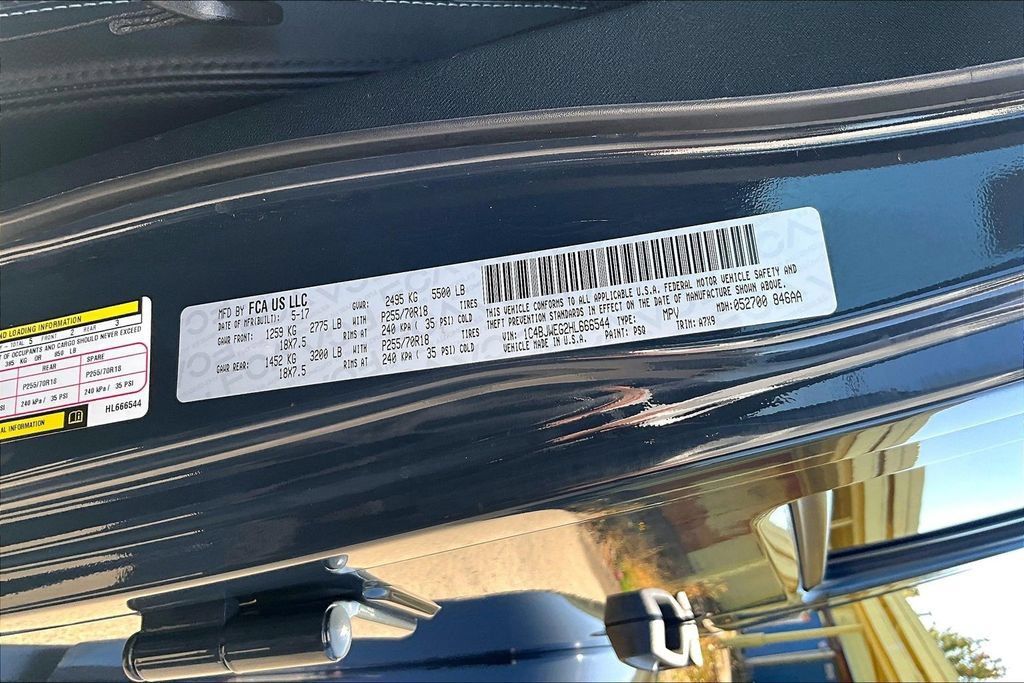 Used 2017 Jeep Wrangler Unlimited Sahara w/ Connectivity Group AWD/4WD image 34