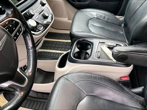 Used 2021 Chrysler Pacifica Touring-L FWD image 18