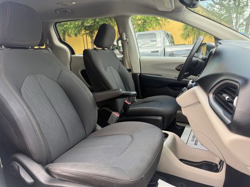 Used 2017 Chrysler Pacifica Touring image 14