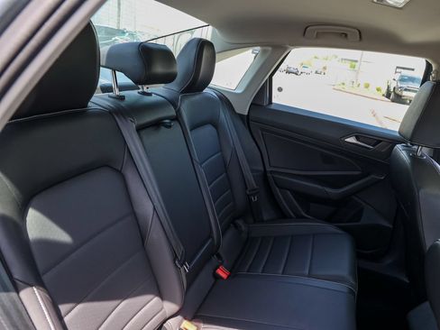 Used 2024 Volkswagen Jetta SE FWD image 17