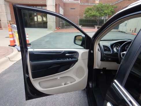 Used 2015 Chrysler Town & Country Touring-L w/ Driver Convenience Group FWD image 10