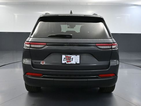 Used 2023 Jeep Grand Cherokee Altitude AWD/4WD image 7