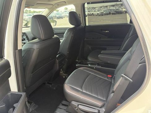 Used 2023 Nissan Pathfinder Platinum w/ Lighting Package (N93) FWD image 11