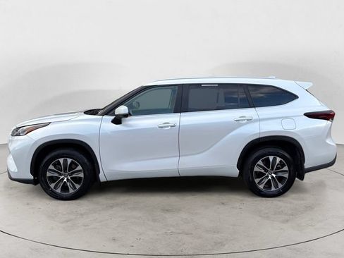 Used 2024 Toyota Highlander XLE AWD/4WD image 2