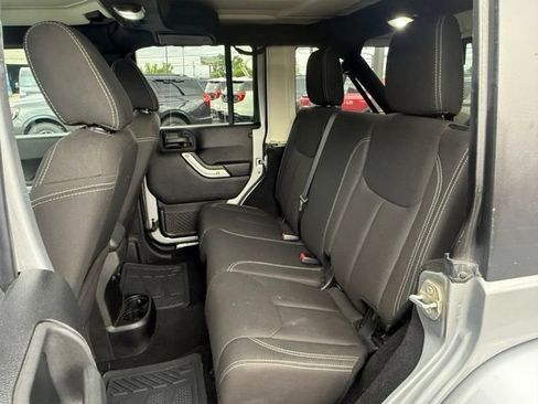 Used 2016 Jeep Wrangler Unlimited Sahara w/ Connectivity Group AWD/4WD image 10