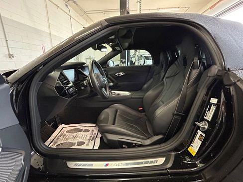 Used 2022 BMW Z4 M40i w/ Premium Package image 9