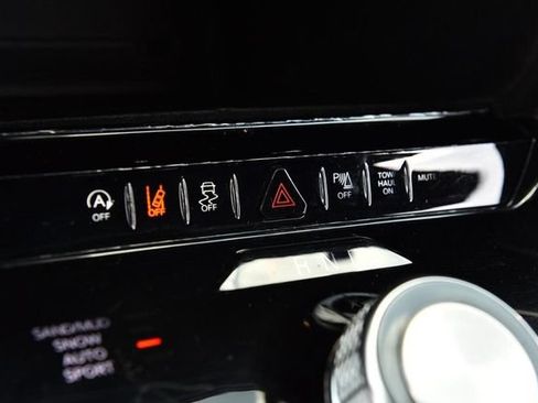 Used 2024 Jeep Wagoneer L Series II AWD/4WD image 19