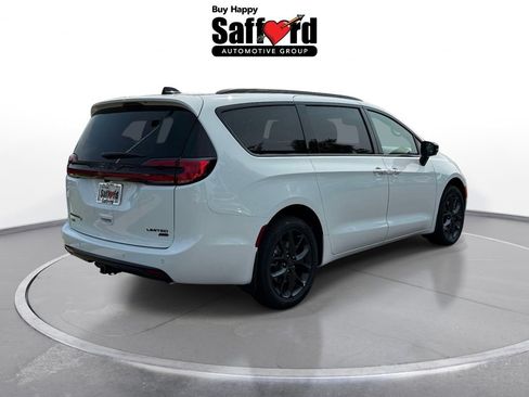 New 2027 Chrysler Pacifica Limited w/ Family Tech Group AWD/4WD image 9