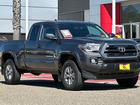 Used 2017 Toyota Tacoma SR5 w/ Tow Package image 2