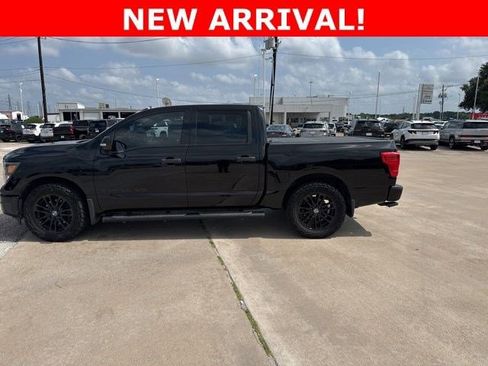 Used 2018 Nissan Titan SV w/ SV Convenience Package RWD image 3