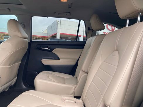 Used 2023 Toyota Highlander XLE FWD image 10