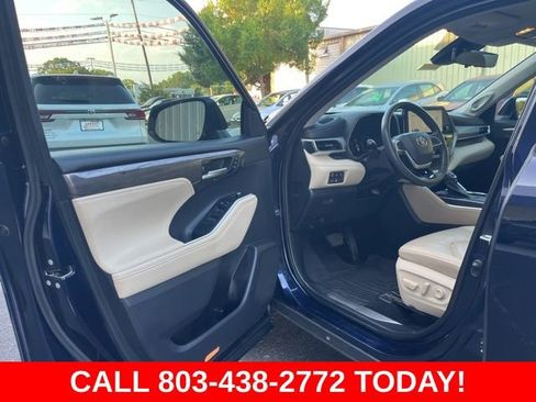 Used 2023 Toyota Highlander Platinum FWD image 4