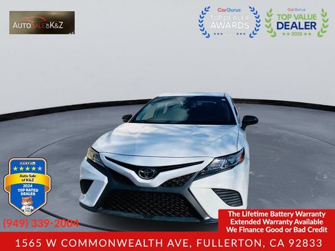 Used 2019 Toyota Camry SE FWD image 2