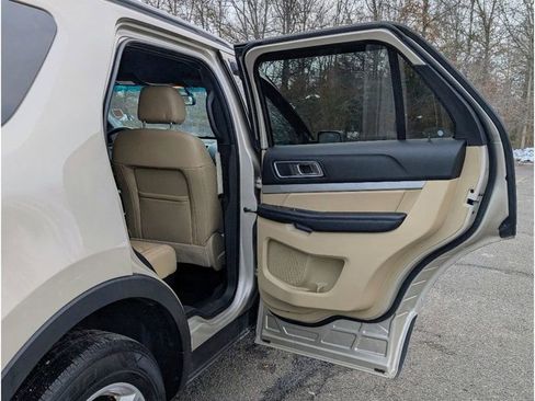 Used 2017 Ford Explorer XLT w/ Equipment Group 202A image 11
