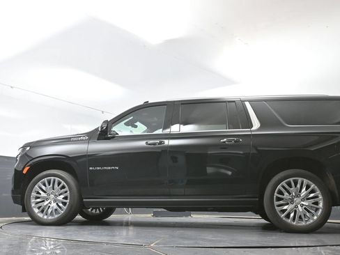 Used 2023 Chevrolet Suburban High Country AWD/4WD image 30