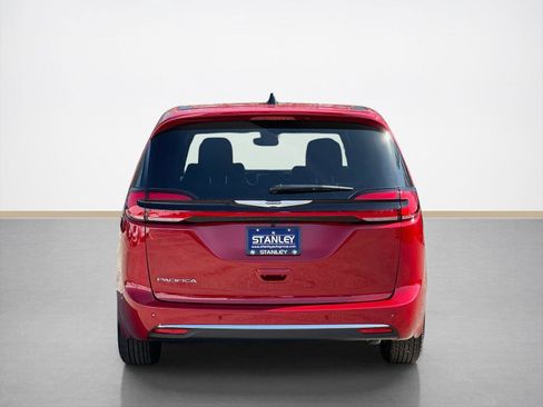 New 2026 Chrysler Pacifica Select image 6