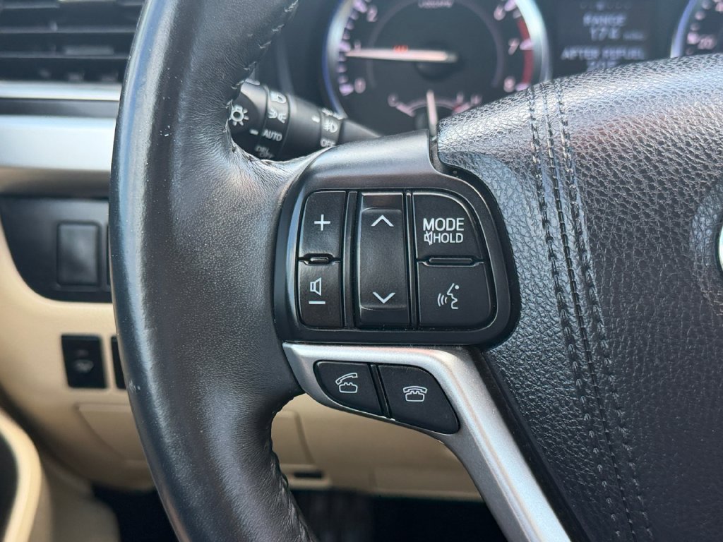 Used 2016 Toyota Highlander Plus FWD image 24