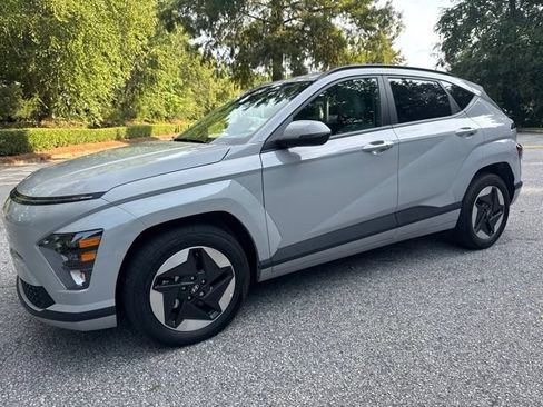 Used 2025 Hyundai Kona SEL FWD image 2