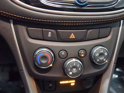 Used 2020 Chevrolet Trax LT w/ LT Convenience Package image 17