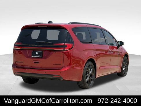 Used 2025 Chrysler Pacifica Limited FWD image 9