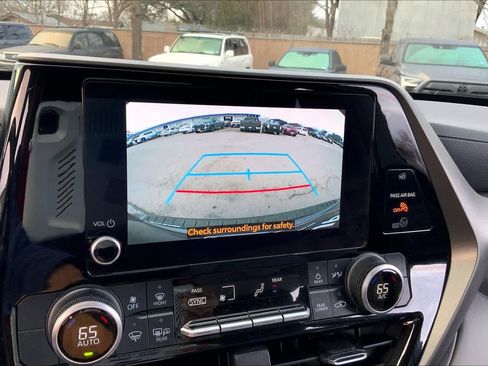 Used 2024 Toyota Highlander LE image 26