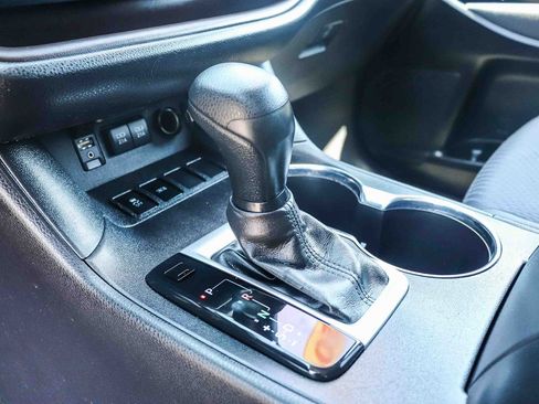 Used 2017 Toyota Highlander LE w/ Carpet Mat Package FWD image 24