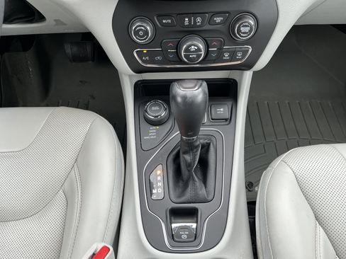 Used 2022 Jeep Cherokee Latitude Lux w/ Sun & Sound Group AWD/4WD image 28