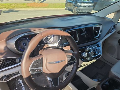 Used 2019 Chrysler Pacifica Touring-L w/ Advanced Safetytec Group FWD image 16