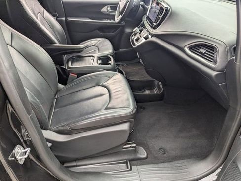 Certified 2022 Chrysler Pacifica Touring-L w/ S Appearance Package AWD/4WD image 28