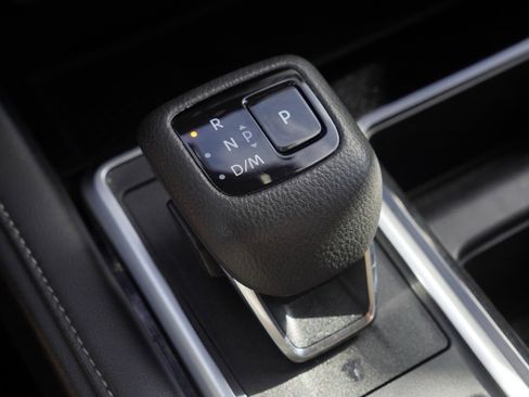 Used 2024 Nissan Pathfinder SL w/ Black Appearance Package image 16