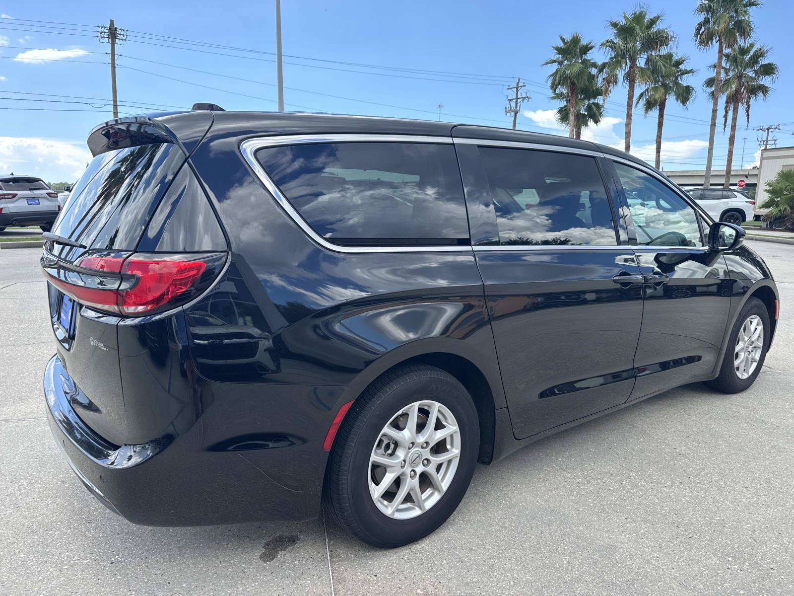 Used 2024 Chrysler Pacifica Touring-L FWD image 5