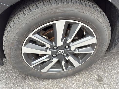 Used 2022 Nissan Versa SV image 8