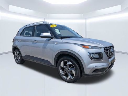 Used 2025 Hyundai Venue SEL FWD image 2