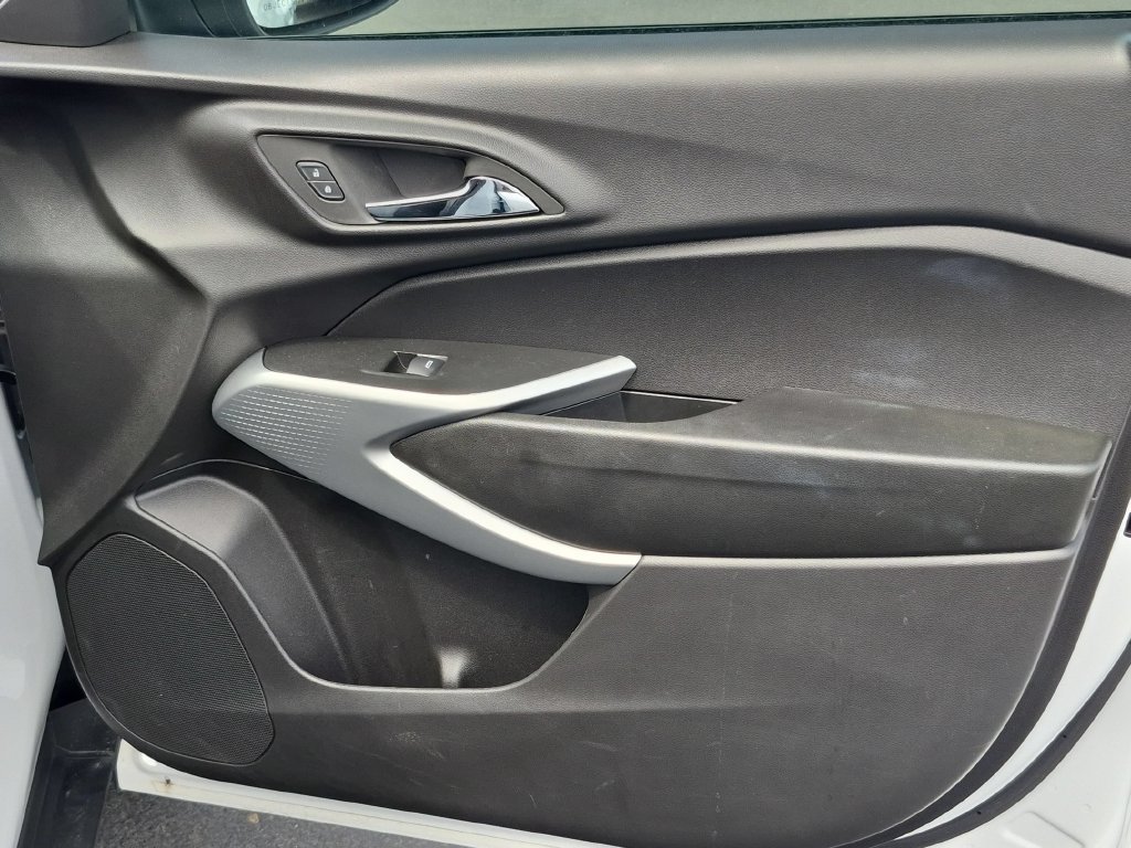 Used 2025 Chevrolet Trax LS FWD image 33