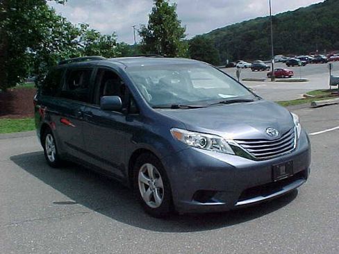 Used 2015 Toyota Sienna LE FWD image 33