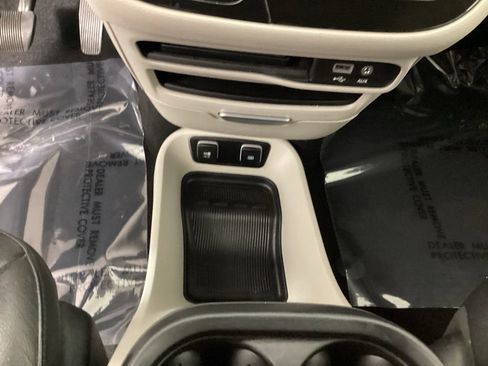 Used 2017 Chrysler Pacifica Touring-L FWD image 19