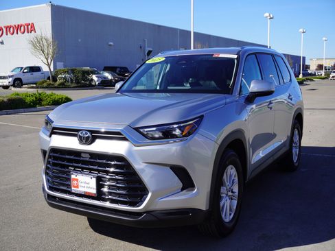 Used 2025 Toyota Grand Highlander AWD image 7