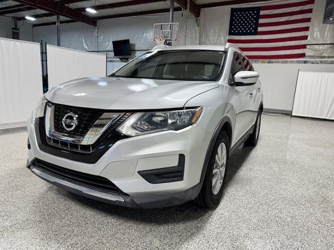 Used 2017 Nissan Rogue SV image 4