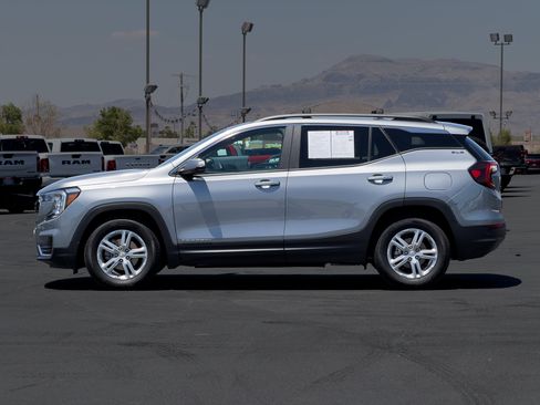 Used 2024 GMC Terrain SLE w/ Driver Convenience Package FWD image 2