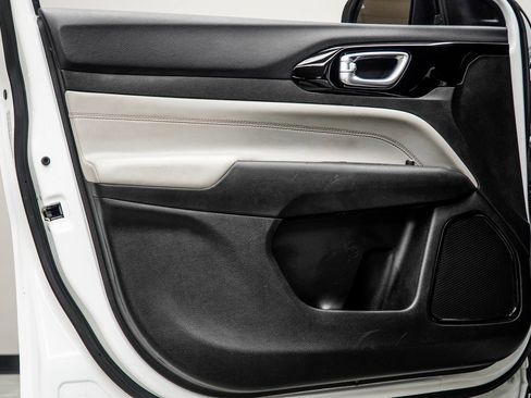 Used 2024 Jeep Compass Limited image 31