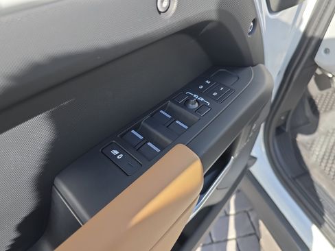 Used 2025 Land Rover Defender 110 X-Dynamic SE image 20