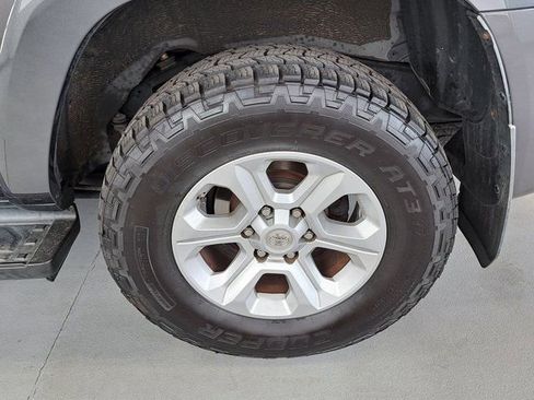 Used 2018 Toyota 4Runner SR5 AWD/4WD image 31